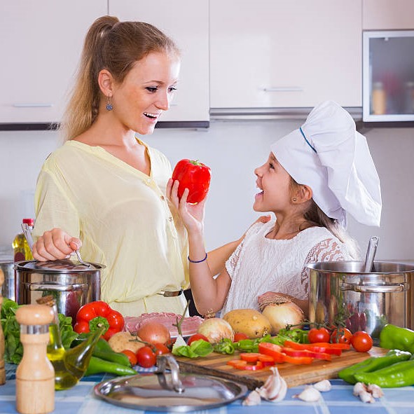 MAre i filla cuinats i rient / Credit: istockphoto user JackF ID:547144984
