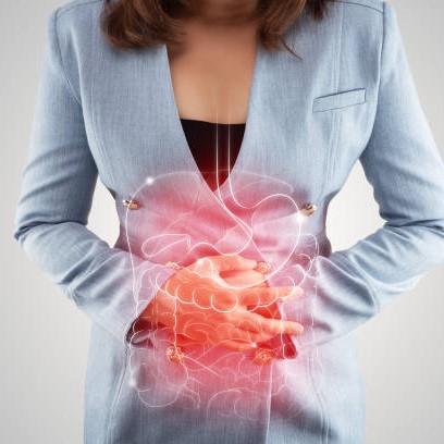 Se muestra cómo una mano femenina se apoya con dolor sobre la zona de la barriga / Credit: istockphoto user Tharakorn ID:294898140